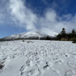 【WOMANブログ】小浅間山はもう雪景色！ジムニーが活躍する冬の信州から暮れの元気なご挨拶（きえ）